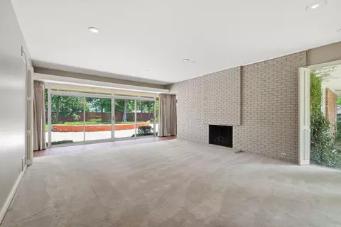 Living - 31 Longmeadow, Pine Bluff, AR 71603 photo 1 of 8