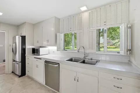 Kitchen - 31 Longmeadow, Pine Bluff, AR 71603 photo 2 of 3