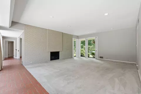 Living - 31 Longmeadow, Pine Bluff, AR 71603 photo 2 of 8