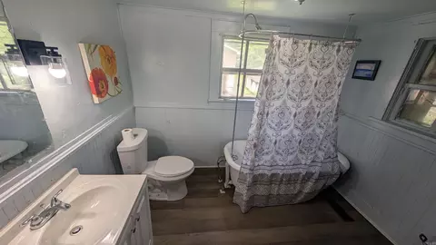 Bath - 2115 Wright Ave, Benton, AR 72015 photo 1 of 1