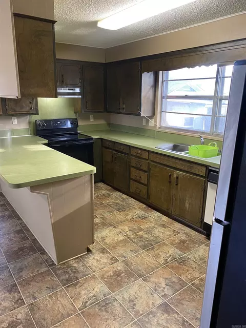 Kitchen - 708 Cherry Ln, Malvern, AR 72104 photo 2 of 2