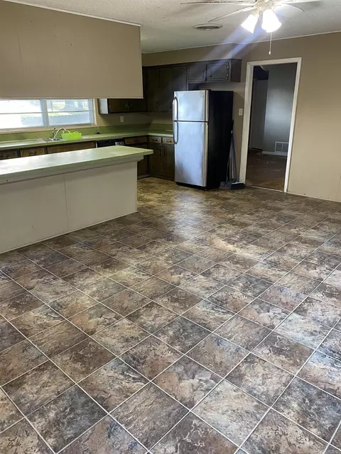 Kitchen - 708 Cherry Ln, Malvern, AR 72104 photo 1 of 2