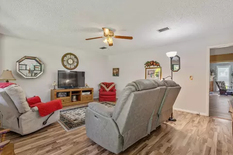 Living - 323 Apollo St, Malvern, AR 72104 photo 1 of 4