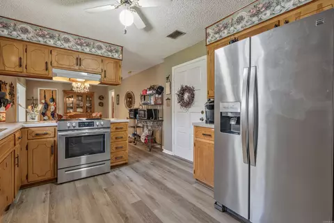 Kitchen - 323 Apollo St, Malvern, AR 72104 photo 2 of 3