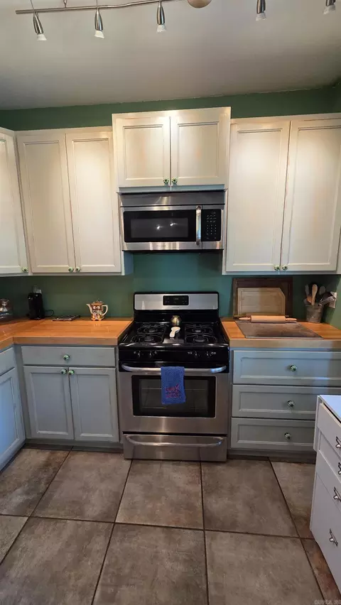 Kitchen - 189 Watersedge Ln, Edgemont, AR 72044 photo 4 of 4