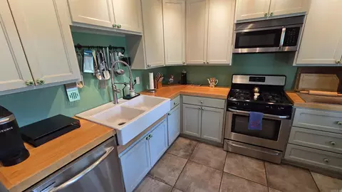 Kitchen - 189 Watersedge Ln, Edgemont, AR 72044 photo 2 of 4