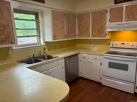 Kitchen - 505 Blake Dr, Mena, AR 71953 photo 2 of 2