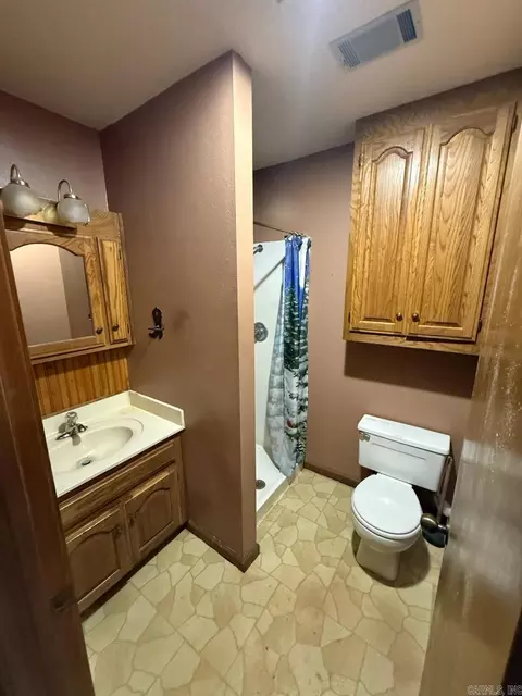Bath - 5107 Middle Warren Rd, Pine Bluff, AR 71603 photo 3 of 4