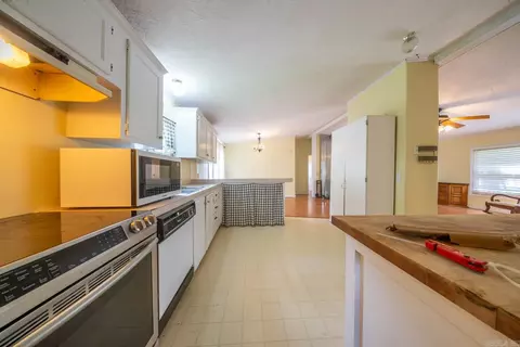 Kitchen - 155 N 12th St, Mammoth Spring, AR 72554 photo 3 of 5
