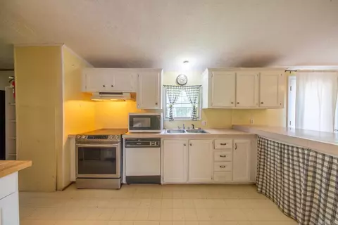 Kitchen - 155 N 12th St, Mammoth Spring, AR 72554 photo 4 of 5