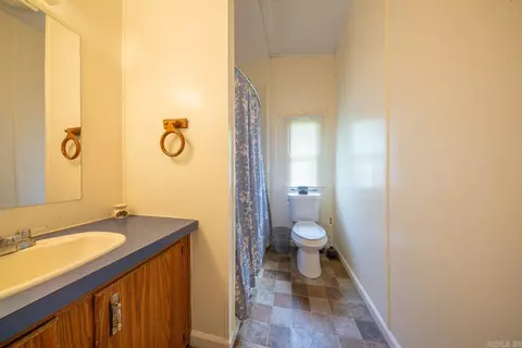 Bath - 155 N 12th St, Mammoth Spring, AR 72554 photo 1 of 4