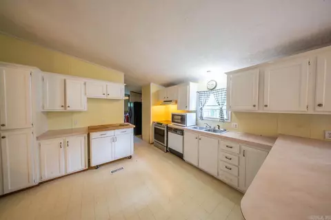 Kitchen - 155 N 12th St, Mammoth Spring, AR 72554 photo 1 of 5