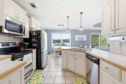 Kitchen - 26 Lakeside Dr, Ward, AR 72176 photo 3 of 6