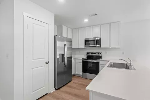 Kitchen - 141 Flat Wood Ave, Benton, AR 72015 photo 2 of 3