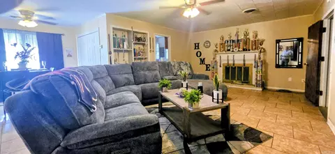 Living - 5109 Faucett Rd, Pine Bluff, AR 71603 photo 3 of 4