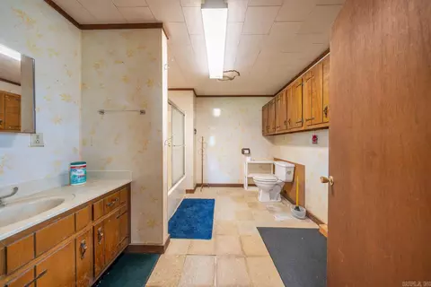 Bath - 189 E Wirth Rd, Mammoth Spring, AR 72554 photo 1 of 3