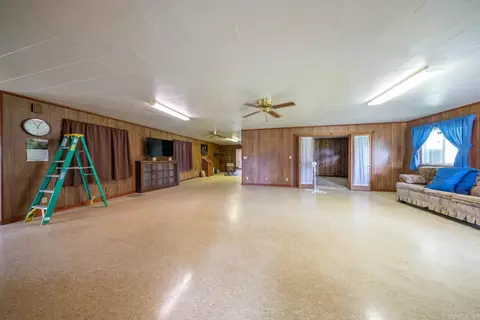 Living - 189 E Wirth Rd, Mammoth Spring, AR 72554 photo 2 of 4