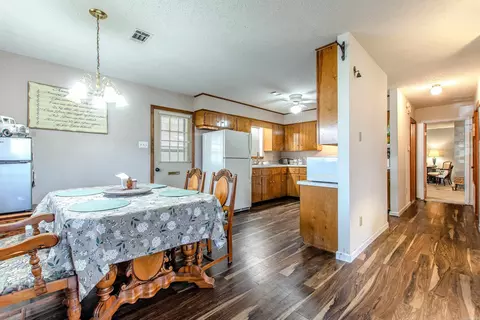 Entry Way - 311 E 2nd St, Lonoke, AR 72086 photo 2 of 2