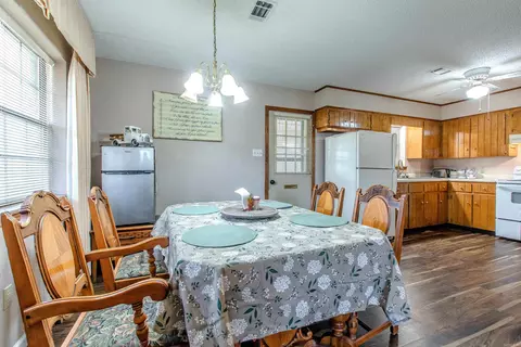 Dining - 311 E 2nd St, Lonoke, AR 72086 photo 2 of 4