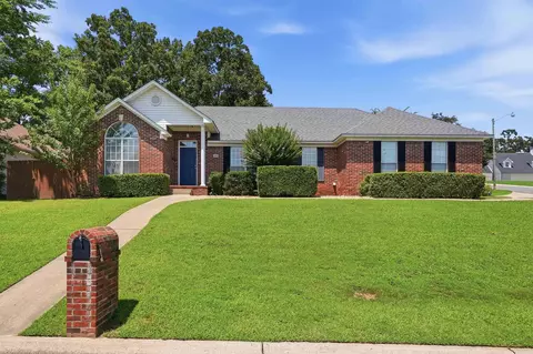 2015 Cherrybend Dr, Little Rock, AR 72211