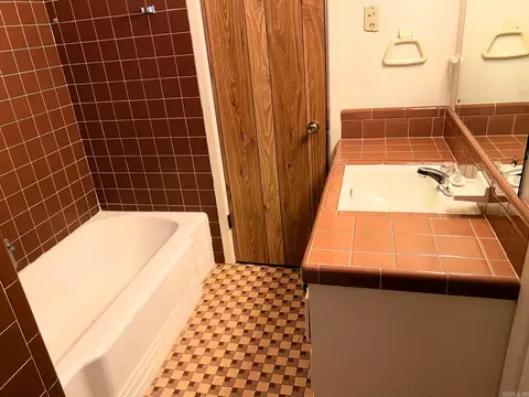 Bath - 610 Burke St, Ashdown, AR 71822 photo 2 of 6