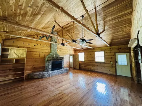 Living - 406 Cedar Ave, Mountain View, AR 72560 photo 3 of 4