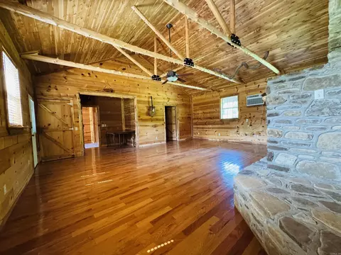 Living - 406 Cedar Ave, Mountain View, AR 72560 photo 2 of 4