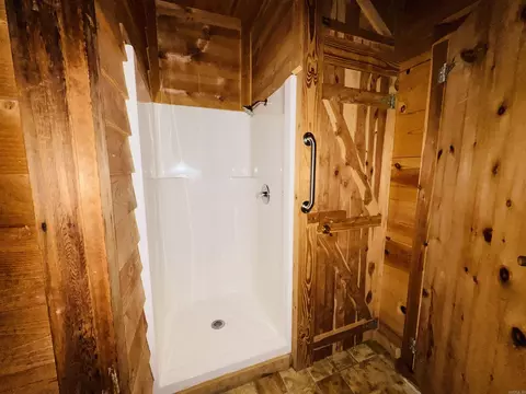Bath - 406 Cedar Ave, Mountain View, AR 72560 photo 2 of 4