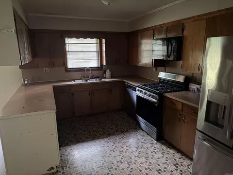 Kitchen - 2410 Sheraton Park, Pine Bluff, AR 71603 photo 2 of 3