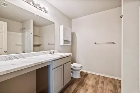 Bath - 4448 Olympic Dr, Benton, AR 72019 photo 2 of 3