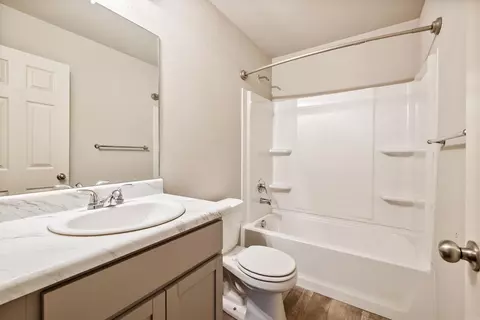 Bath - 4448 Olympic Dr, Benton, AR 72019 photo 1 of 3