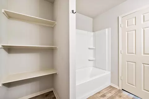 Bath - 4448 Olympic Dr, Benton, AR 72019 photo 3 of 3