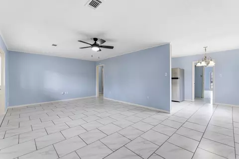 Living - 207 Fairway Dr, Conway, AR 72034 photo 3 of 7