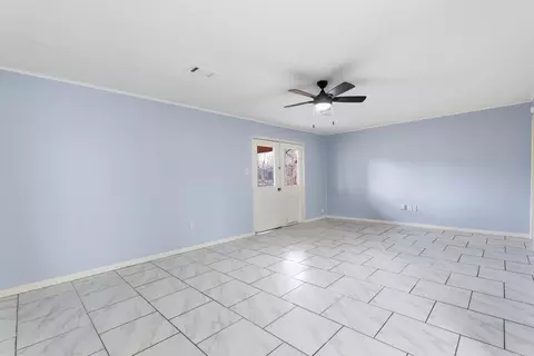 Living - 207 Fairway Dr, Conway, AR 72034 photo 4 of 7