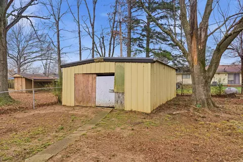 Exterior - 207 Fairway Dr, Conway, AR 72034 photo 4 of 5