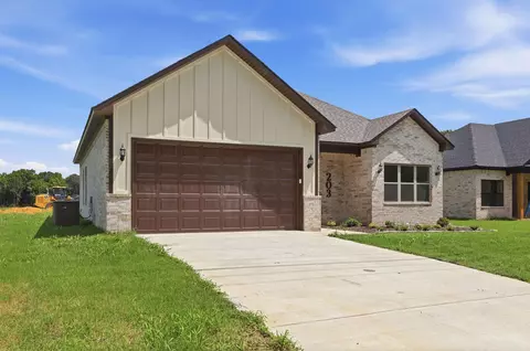 Exterior - 203 E Florida St, Beebe, AR 72012 photo 2 of 9