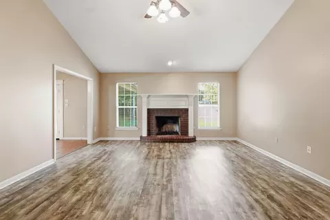 Living - 104 Applegate, Conway, AR 72034 photo 2 of 8