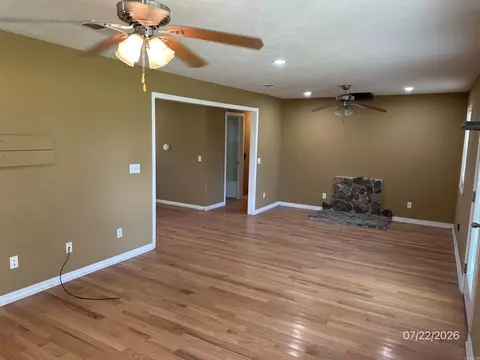 Living - 123 Nevermore Dr, Marshall, AR 72650 photo 2 of 3
