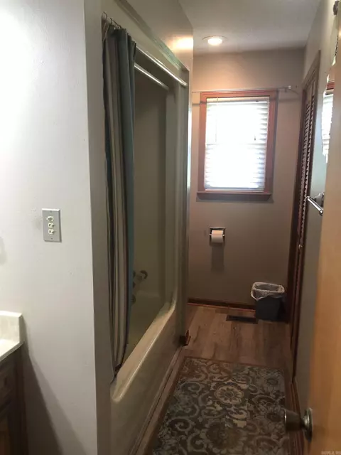 Bath - 2995 Hubbard Rd, Benton, AR 72019 photo 2 of 3