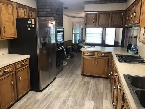 Kitchen - 2995 Hubbard Rd, Benton, AR 72019 photo 2 of 5
