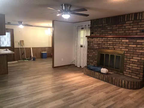 Living - 2995 Hubbard Rd, Benton, AR 72019 photo 2 of 4