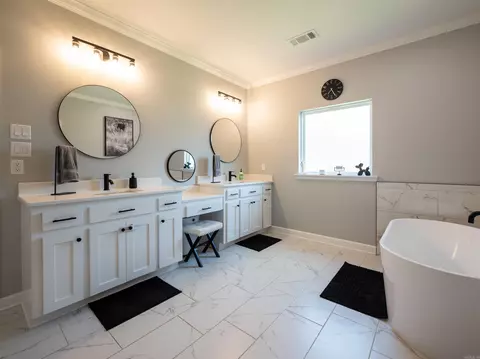 Bath - 2112 Sable Oaks Cir, Bryant, AR 72022 photo 1 of 4