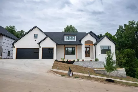 2005 NE Chaucer St, Bentonville, AR 72712