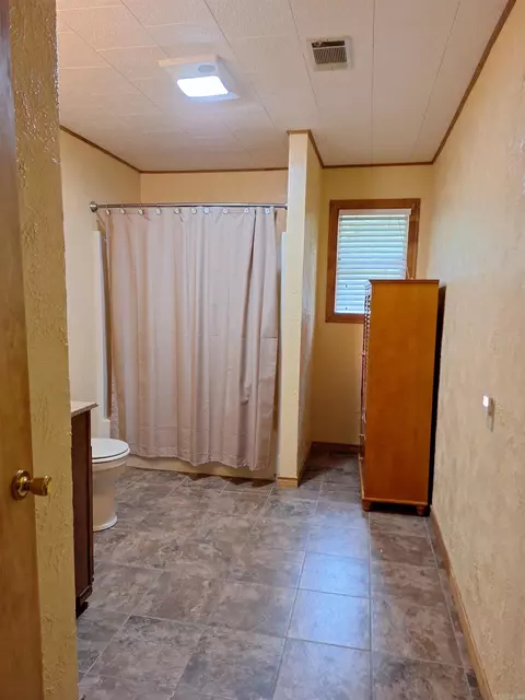 Bath - 1506 Dixon Ln, Pine Bluff, AR 71603 photo 2 of 3