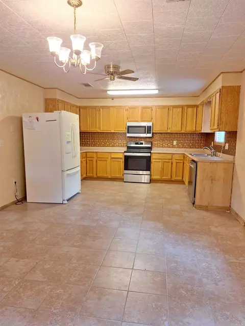Kitchen - 1506 Dixon Ln, Pine Bluff, AR 71603 photo 2 of 2
