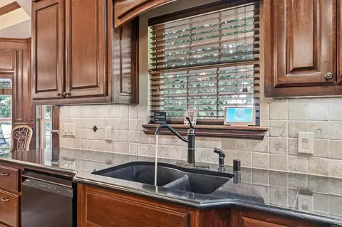 Kitchen - 7225 E Worth Ave, Benton, AR 72019 photo 6 of 6