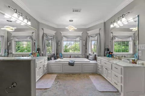 Bath - 7225 E Worth Ave, Benton, AR 72019 photo 2 of 4