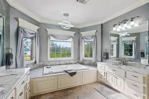 Bath - 7225 E Worth Ave, Benton, AR 72019 photo 2 of 7