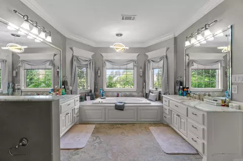 Bath - 7225 E Worth Ave, Benton, AR 72019 photo 2 of 4