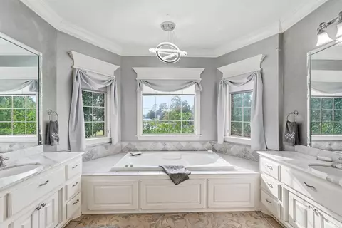 Bath - 7225 E Worth Ave, Benton, AR 72019 photo 3 of 7